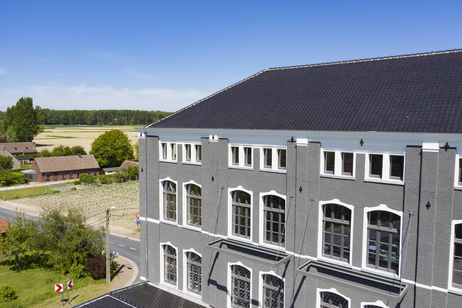 Gebouw met een donker hellend dak