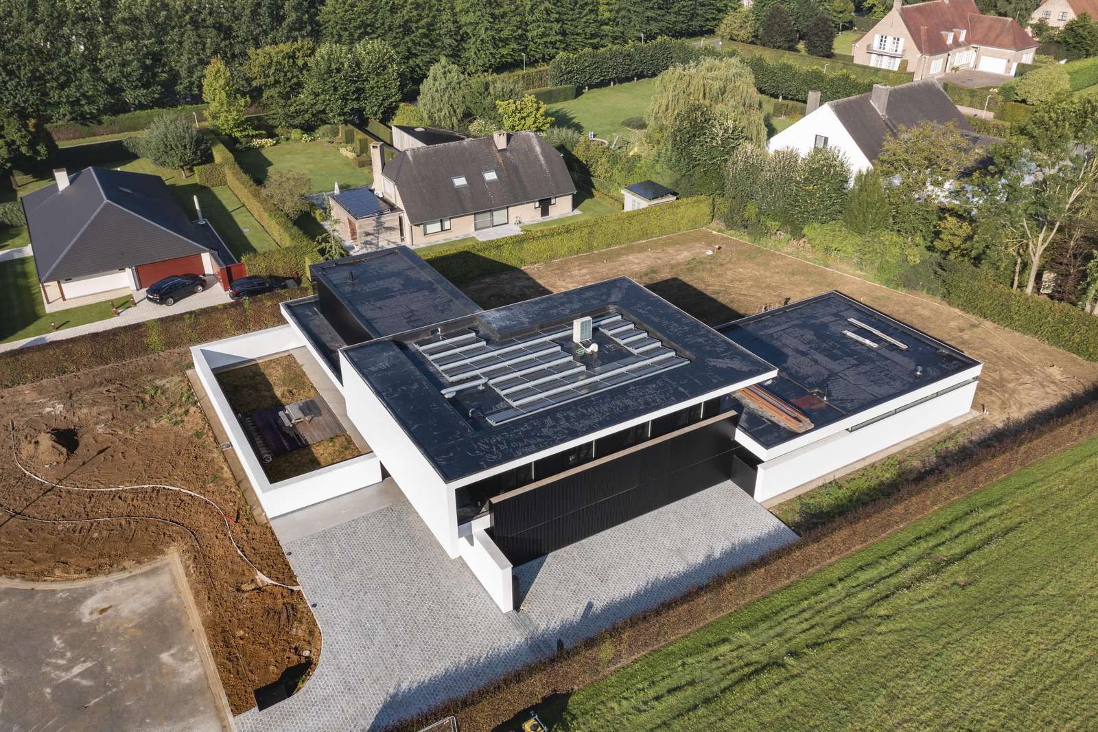 Woning met plat dak en een dakrand