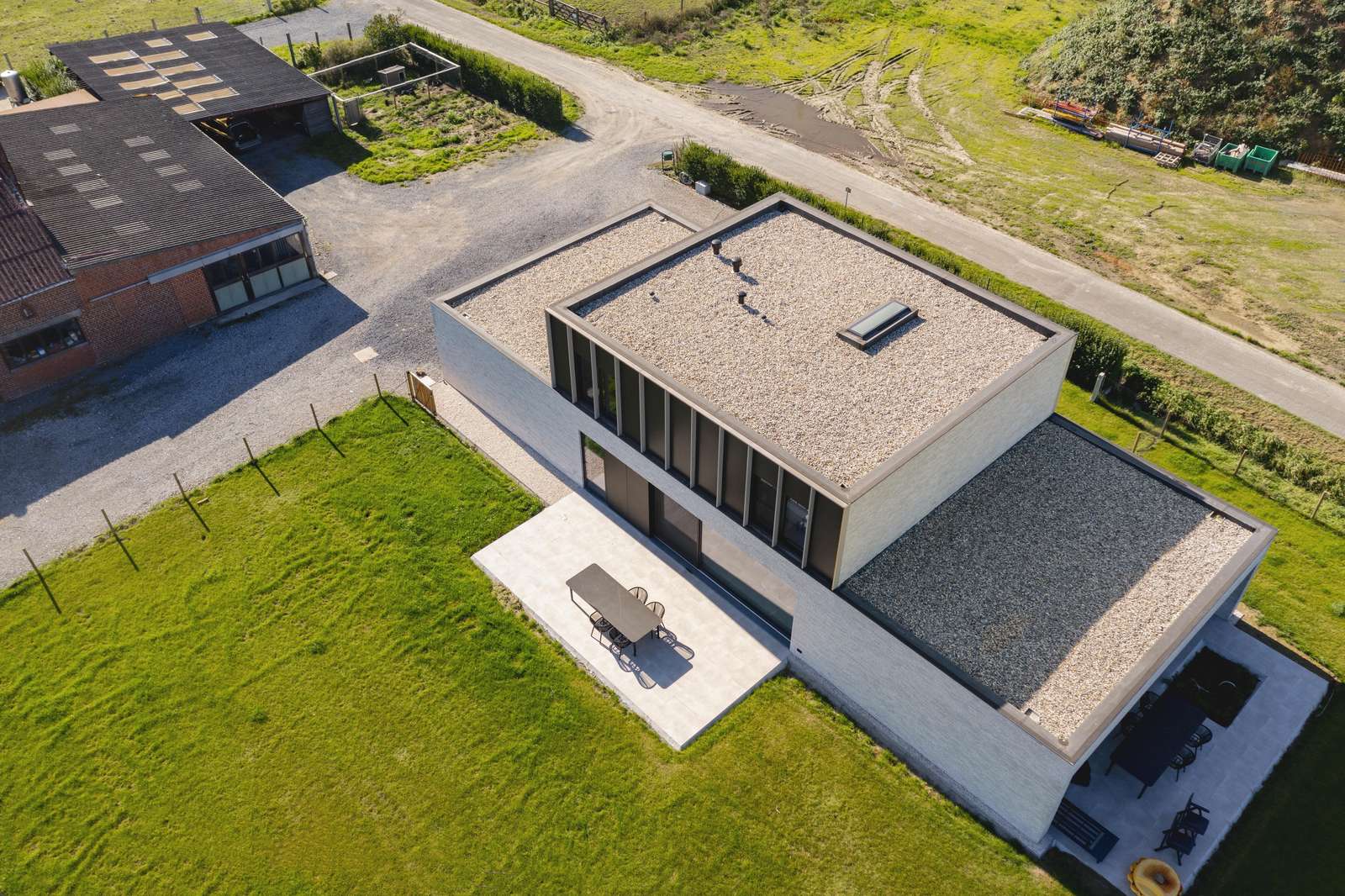 Luchtfoto van een woning met plat dak