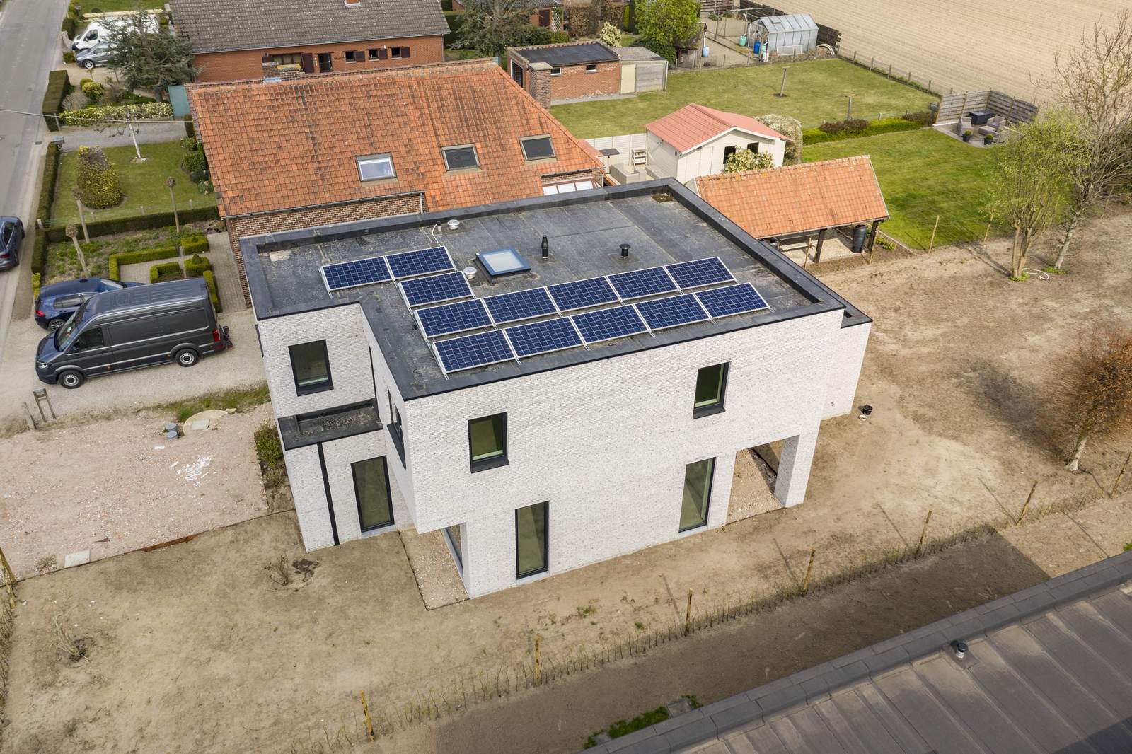 Woning met plat dak en zonnepanelen