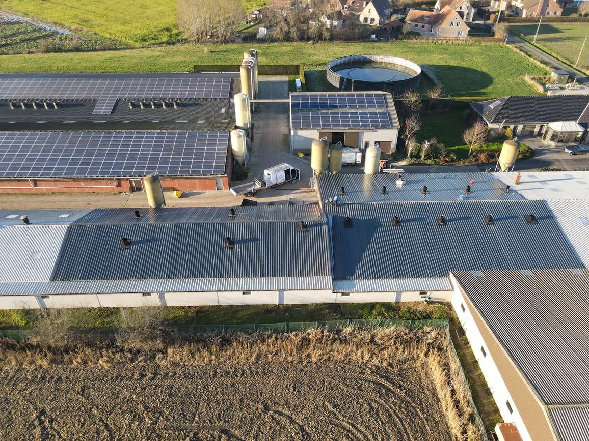 Luchtfoto van bedrijfsdaken met panelen