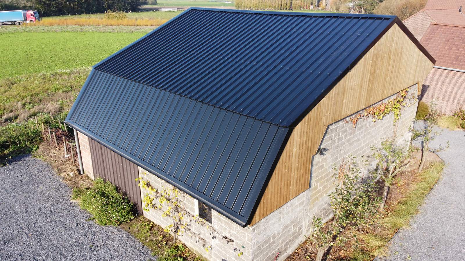 Gebouw met een nieuw dak van donkere panelen